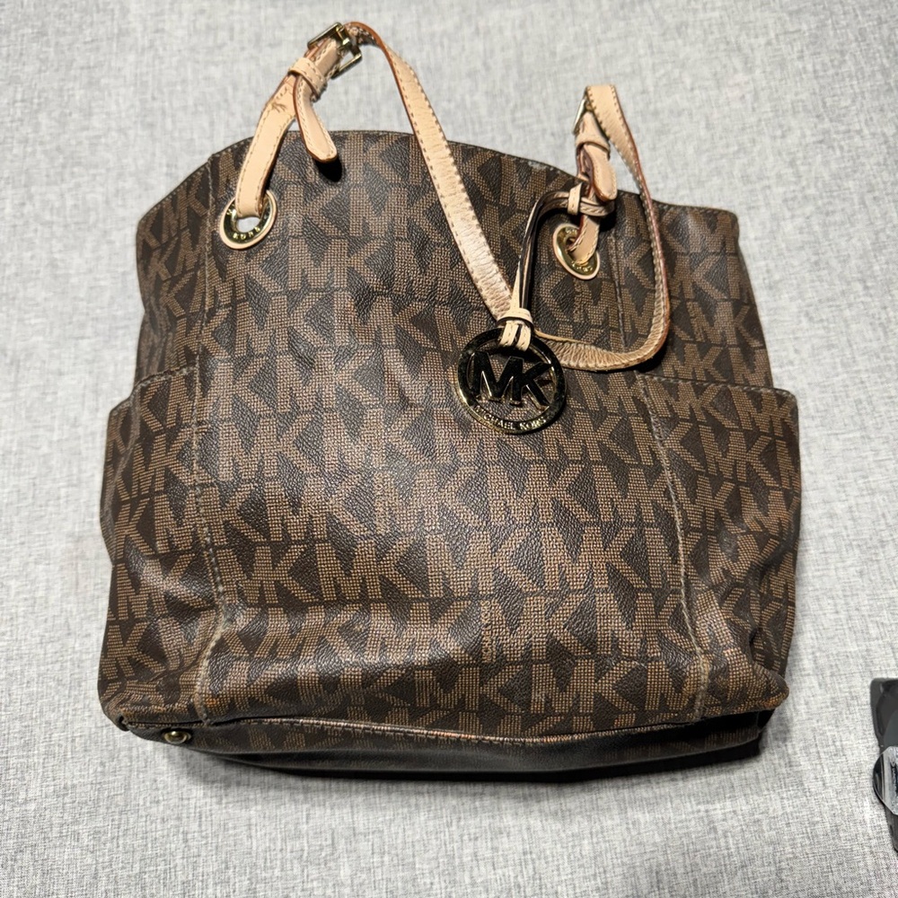 Michael Kors Jet Set Signature Tote